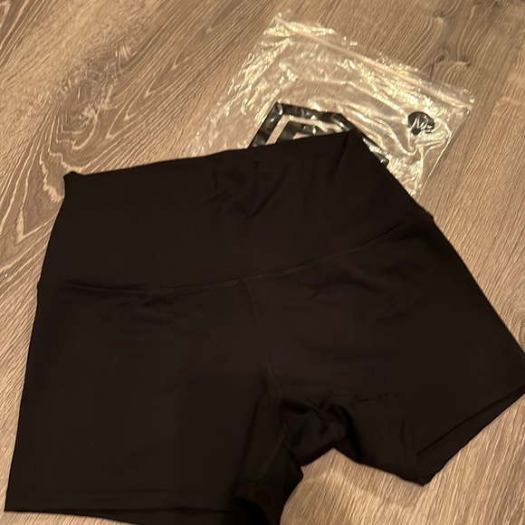 Born Primitive Pants - NEW HEIGHTS BOOTY SHORTS medium - black